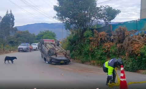 CHOQUE ENTRE DOS CAMIONETAS TERMINA EN VOLCADURA EN TAMBURCO